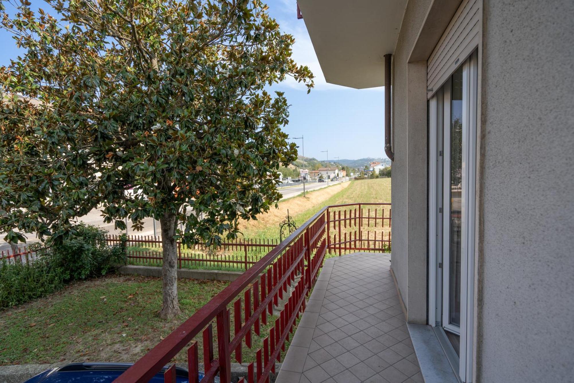 Private Parking, With Hill View Apartment Alba  Bagian luar foto