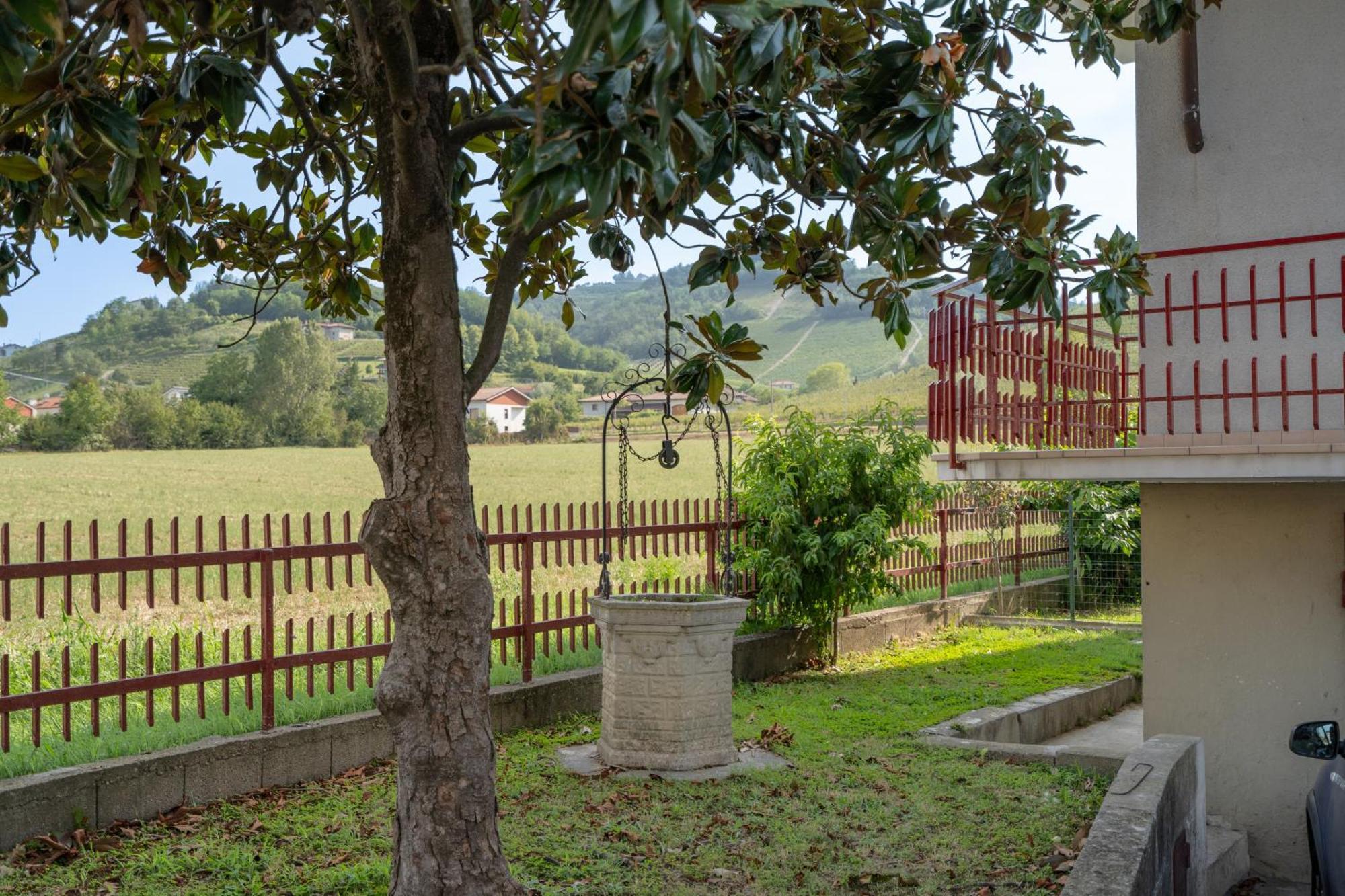 Private Parking, With Hill View Apartment Alba  Bagian luar foto